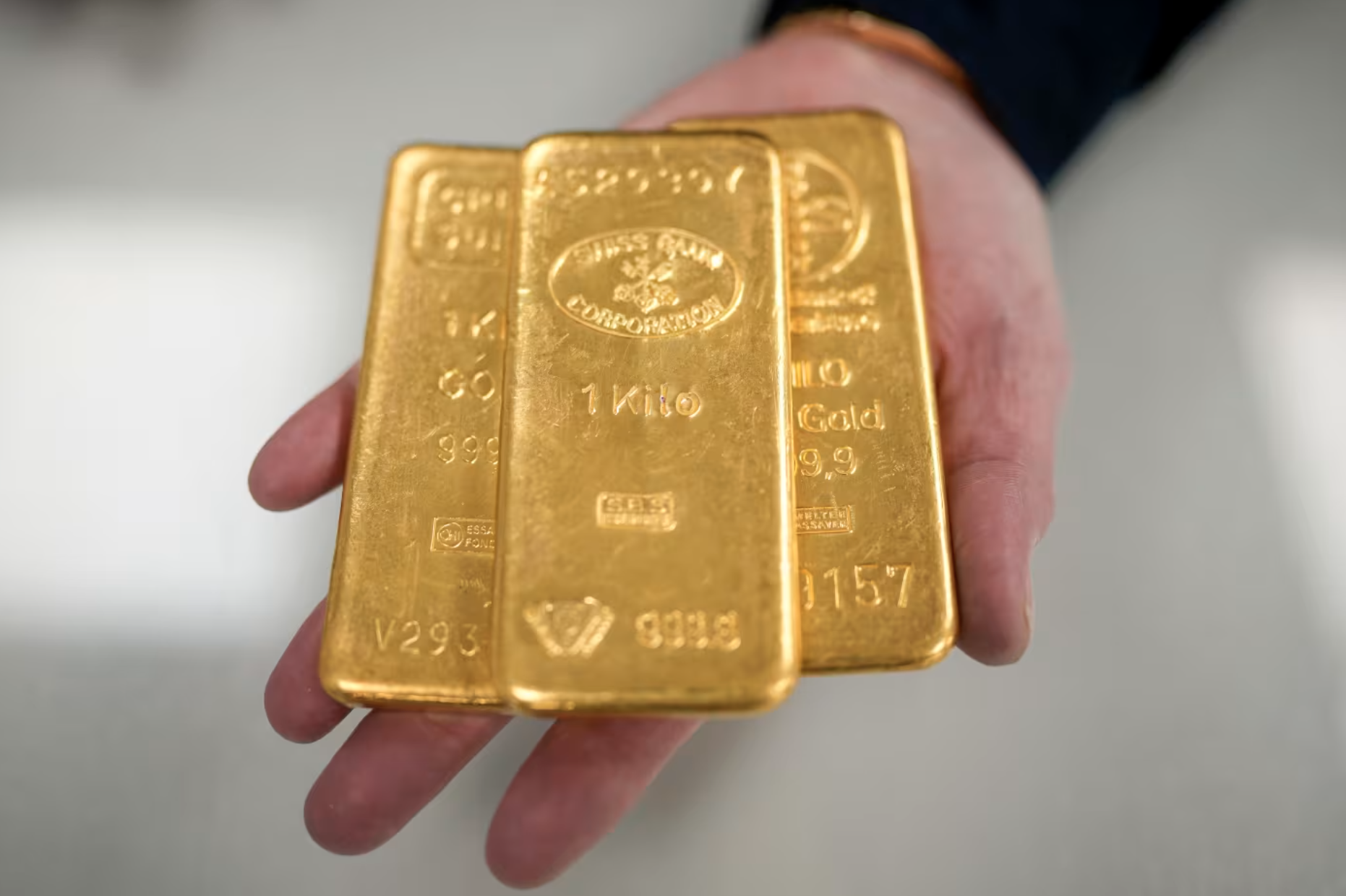 Gold Prices Continue On An Uptrend – Is It The Right Time To Buy?